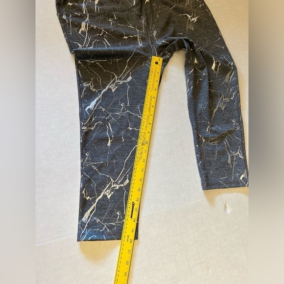 Marika grey & silver crop workout legging w/inner waist pocketSz-XL(16-18).  Q14 - Picture 5 of 9